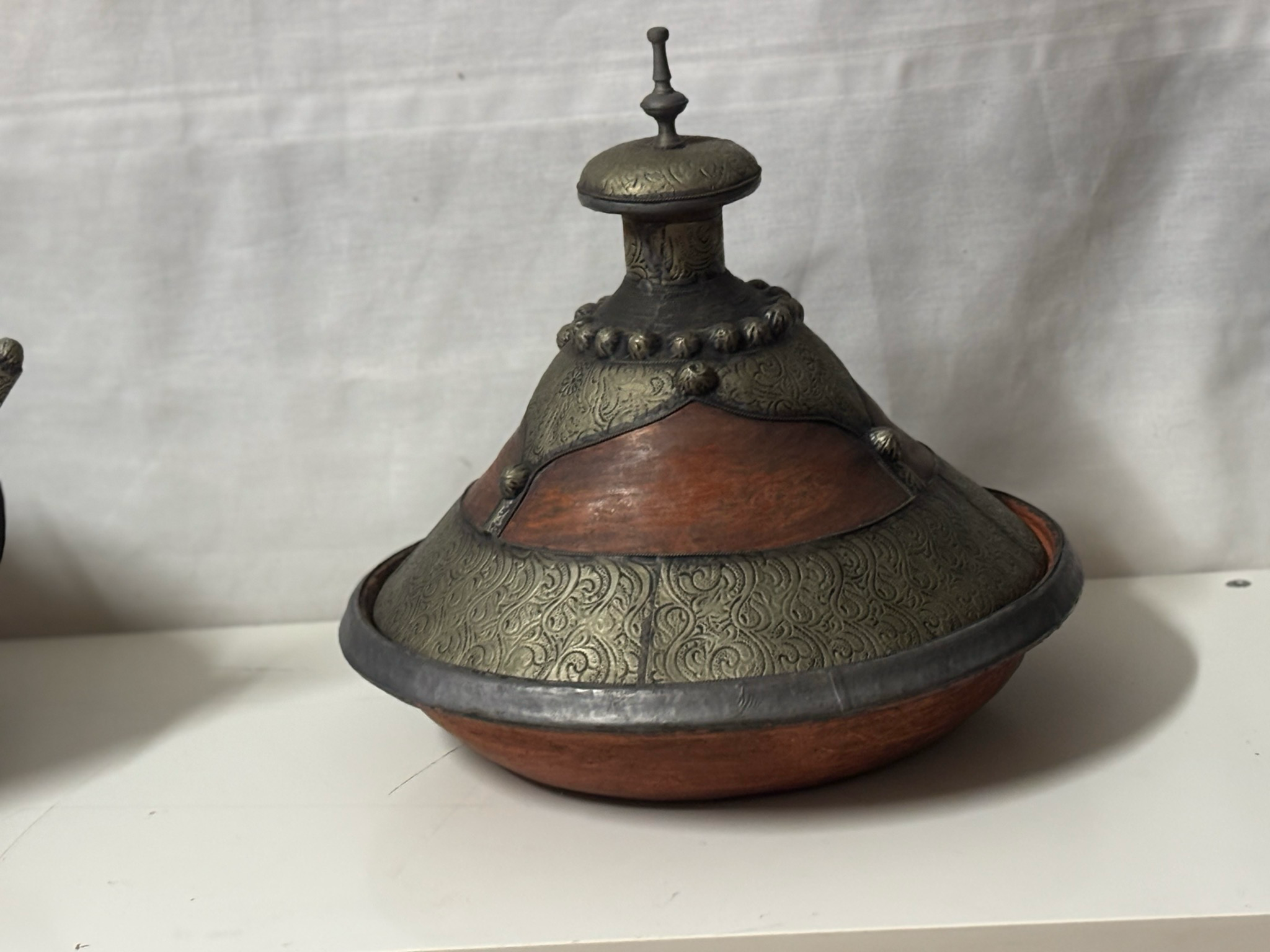 Antiguo tajine árabe de barro y decoración de metal con brasero