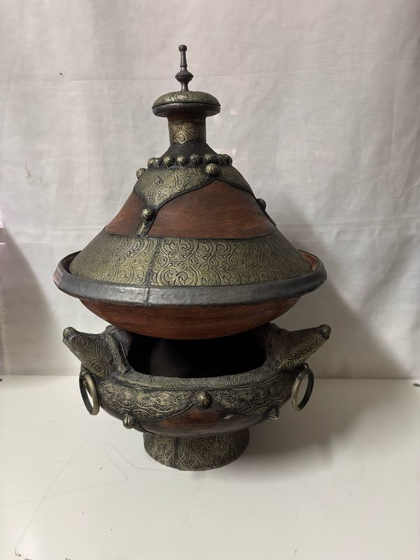 Antiguo tajine árabe de barro y decoración de metal  con brasero