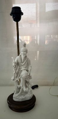 Lámpara sobremesa de porcelana, pescador chino Lámpara sobremesa de porcelana, pescador chino