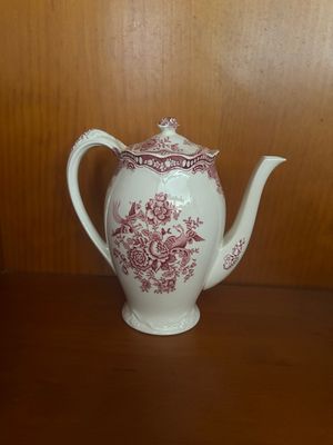 Elegante cafetera de porcelana Bristol , Groun Ducal England ,con un delicado diseño floral en color rosa intenso