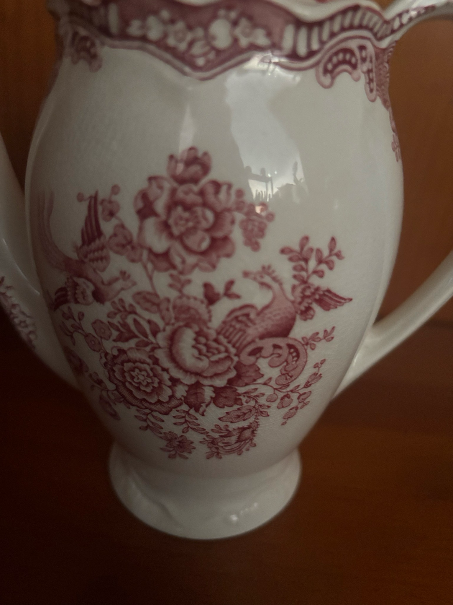 Elegante cafetera de porcelana Bristol , Groun Ducal England ,con un delicado diseño floral en color rosa intenso