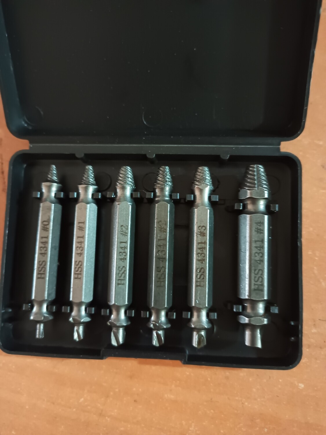 kit extractor de tornillos pequeños