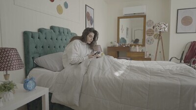 امراة تجلس على السرير تستيقظ 