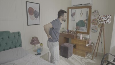 رجل يجلس على السرير تستيقظ 