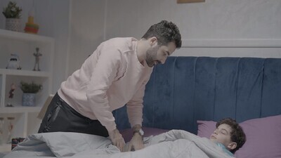 اب يحمل ابنه ويضعه فى الفراش 