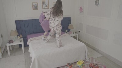 امراة تجلس مع اطفالها يلعبون 