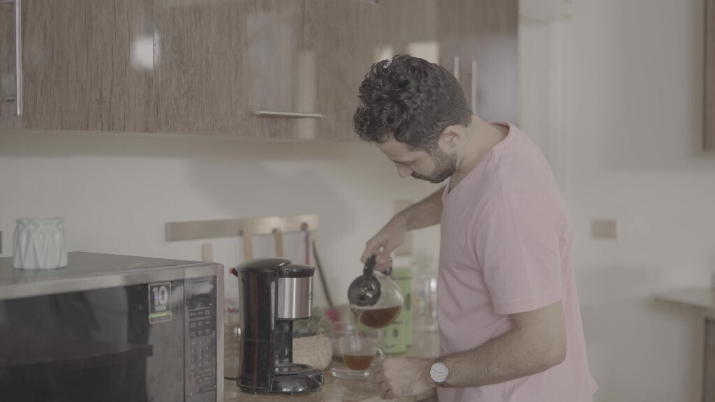 رجل يضع القهوة فى الكوب 