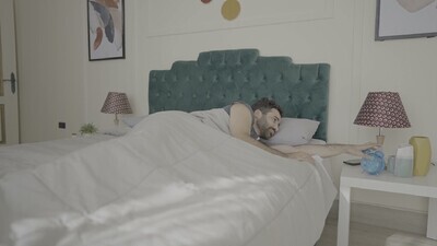 رجل يجلس على السرير تستيقظ 