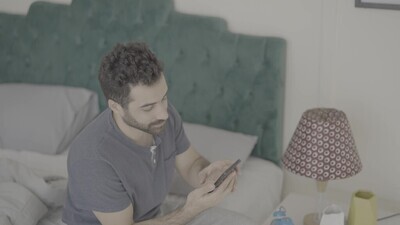 رجل يجلس على السرير تستيقظ 