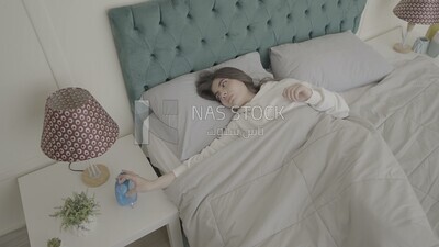 امراة تطفى المنبه 