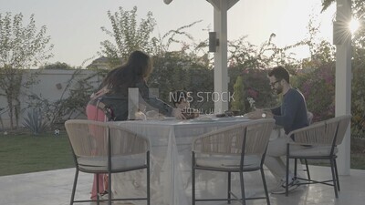 عائلة تحضر طاولة الطعام فى الحديقة 