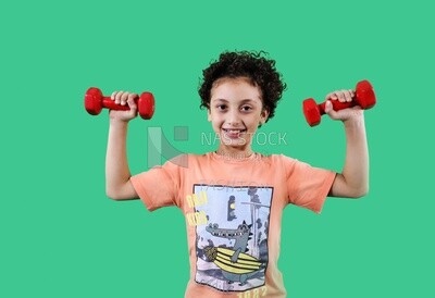 فناة يحمل دامبلز ​