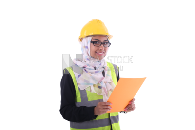 امراة تحمل مستندات