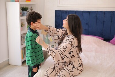 ام تحضر ابنها للمدرسة 