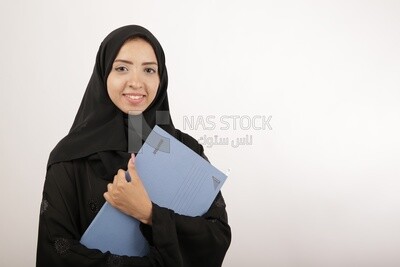 سيدة اعمال محجبة تحمل مستندات