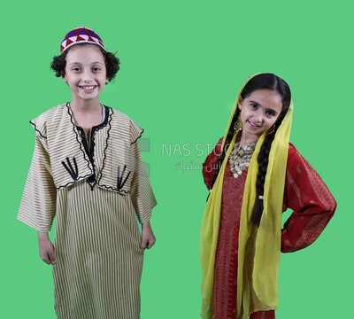 ولد وفتاة على خلفية خضراء