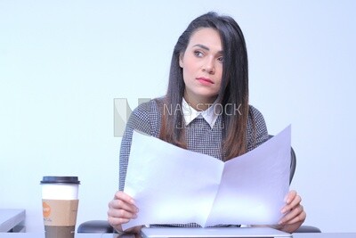 امراة تجلس فى الاجتماع