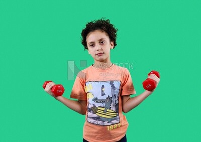 ولد يحمل دامبلز ​