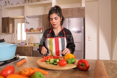امراة تطبخ فى المطبخ 