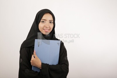 سيدة اعمال محجبة تحمل مستندات