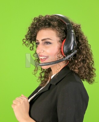 امراة ترتدى سماعة رأس