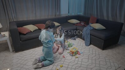 اخ واخته يلعبان فى غرفة المعيشة 