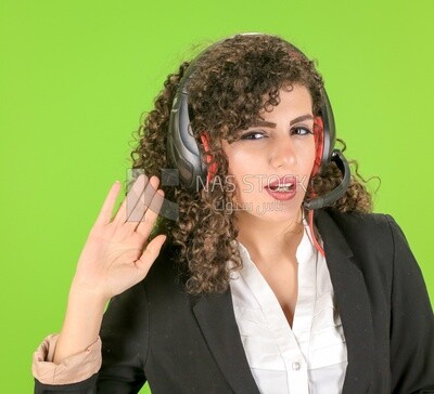 امراة ترتدى سماعة رأس