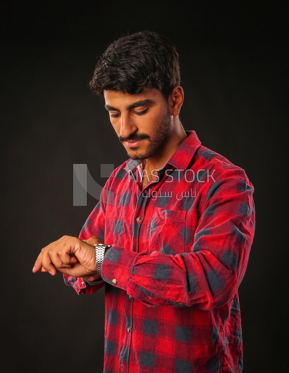 رجل يرتدى قميص احمر