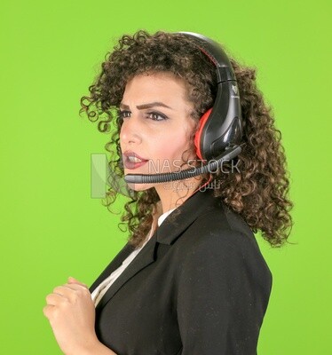 امراة ترتدى سماعة رأس