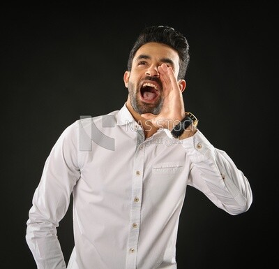 رجل يرتدى قميص ابيض