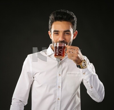 رجل يرتدى قميص ابيض