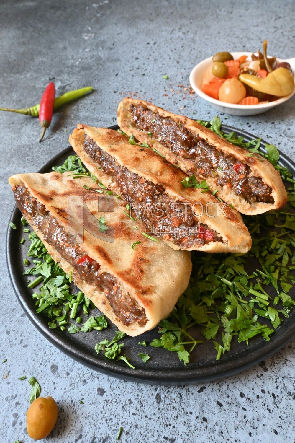 طبق به حواوشى بجانب فلفل حار