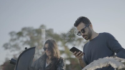 رجل يحضر الطعام على شواية 