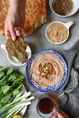 Hands eating egyptian feteer meshaltet