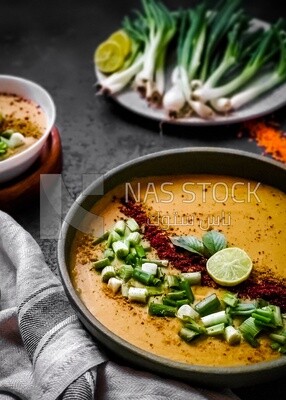 طبق شوربة عدس مصرى مع بصل وليمون وخبز