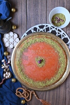 طبق به كنافة فلسطينية مع بعض المكسرات عليها