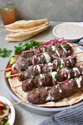 طبق به كفتة مشوية مع طحينة عليه