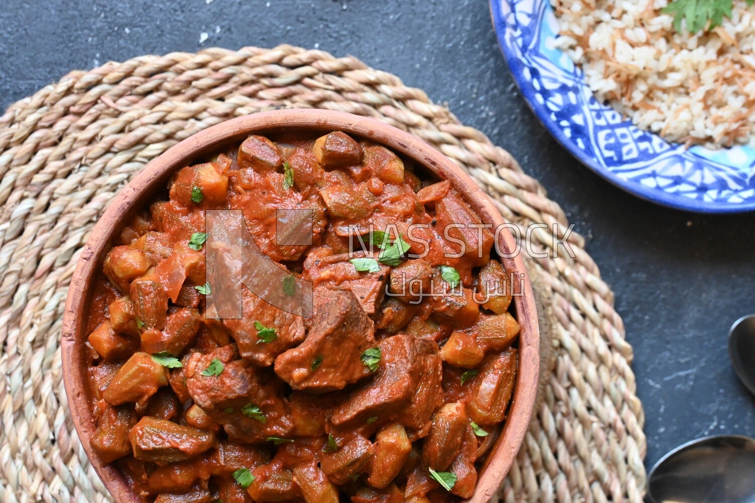منظر علوي لطبق بامية لذيذة مع الصلصة واللحم، صحن أرز، وجبات عربية، وصفات وأطباق طعام لذيذة، وجبات لذيذة، أكل لذيذ، طبق بامية
