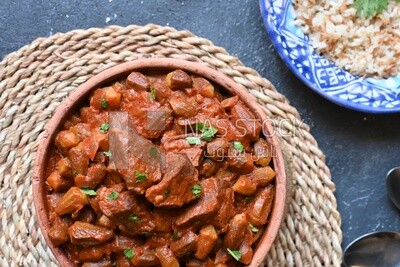 Top view of a delicious okra dish with sauce and meat, Plate rice, Arabic meals, recipes and delicious food dishes, delicious meals, delicious food, okra dish