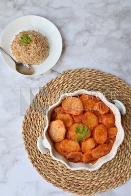 صينية بطاطس بجانب طبق ارز