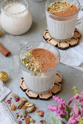 كوب سحلب مع قرفة و مكسرات عليه