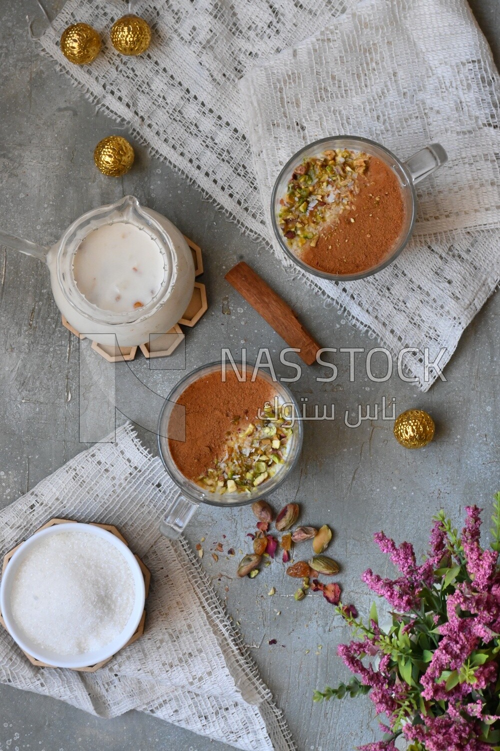 كوب سحلب مع قرفة و مكسرات عليه