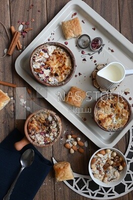 طبق به ام على مع مكسرات عليها