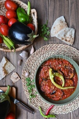 مكونات المسقعة بجانب طبق مسقعة