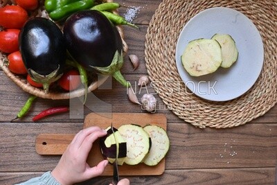 يد تقطع الباذنجان