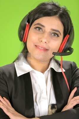 امراة ترتدى سماعة رأس