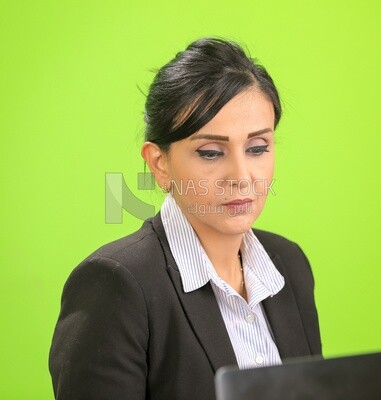 امراة على خلفية خضراء
