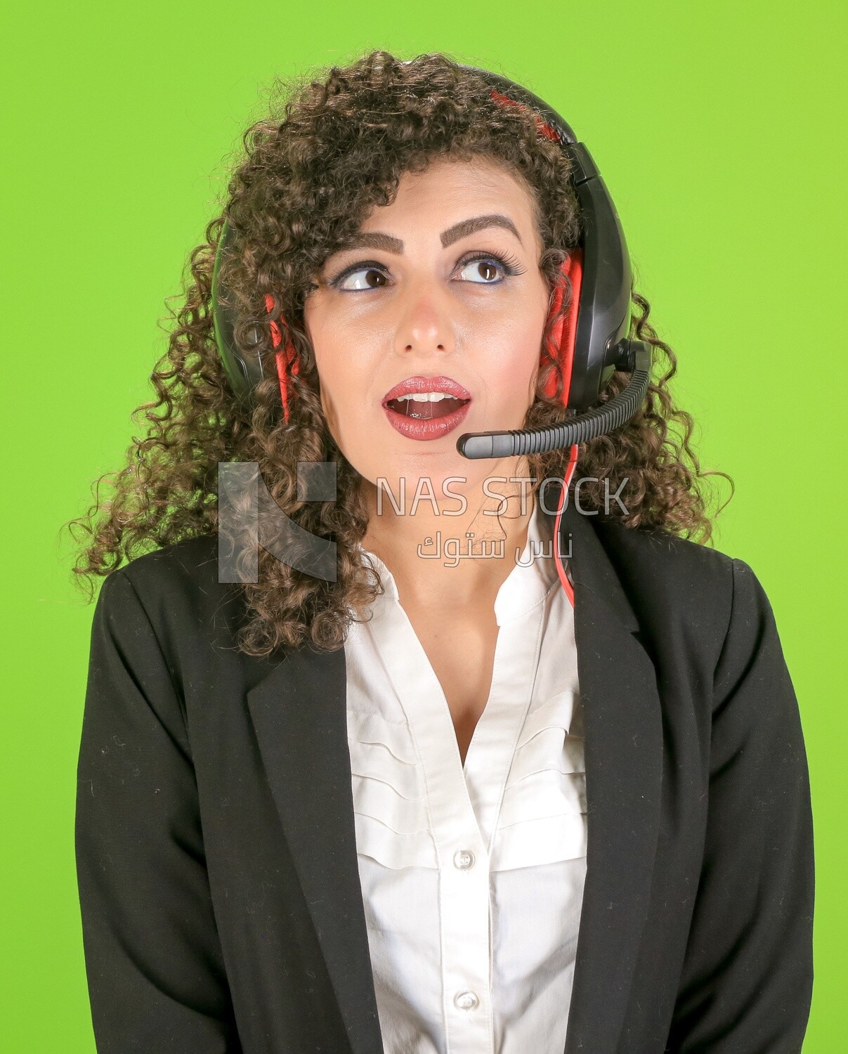 امراة ترتدى سماعة رأس