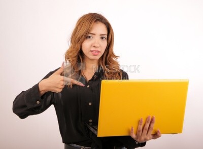 امراة تحمل لاب توب