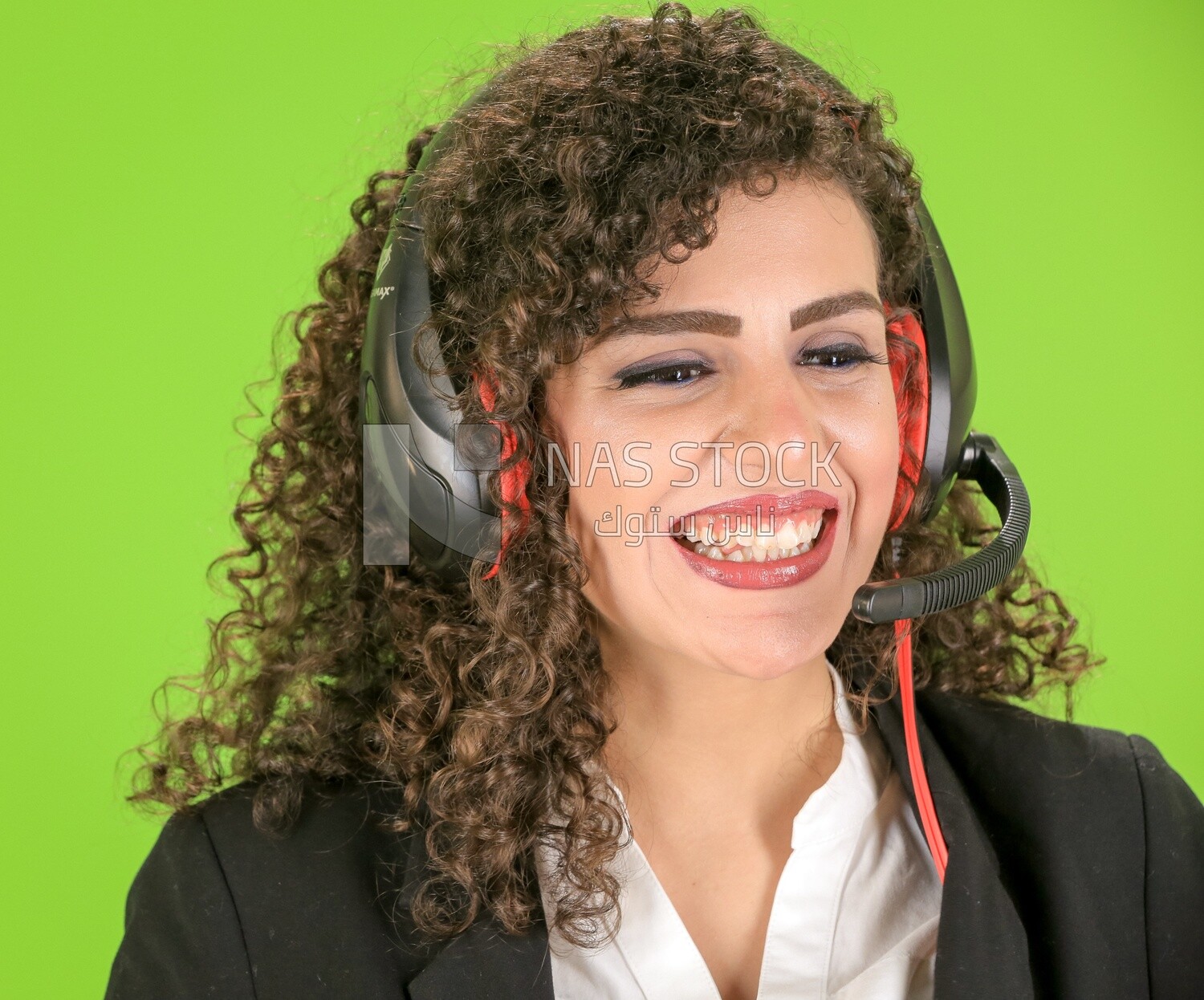 امراة ترتدى سماعة رأس